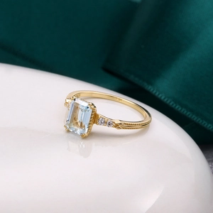 Eleganter vergoldeter S925-Silberring mit blauem Topas im Smaragdschliff und Millgrain-Dekor
