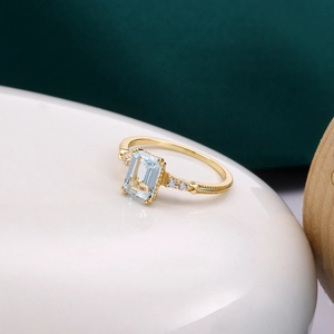 Detailaufnahme der S925 Punzierung auf vergoldetem Topas Ring mit Milgrain Fassung