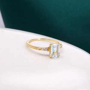Rechteckiger himmelblauer Topasring mit Goldband und Vintage-Perlendetail für Damen