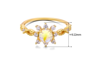 Detailansicht eines Gold-Sonnenblumenrings mit irisierendem Stein und 9,22 mm Maßen