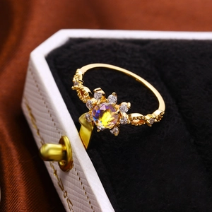 925 Silberring vergoldet mit Mondstein und Zirkonia in einer Vintage-Schmuckschatulle