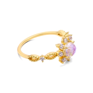 Detail eines 925er Silberrings mit Opal-Zentrum und Zirkonia in vergoldetem Spitze-Design