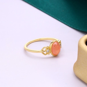 Anello in argento 925 con gemma rosa ovale e design filigranato vintage dorato