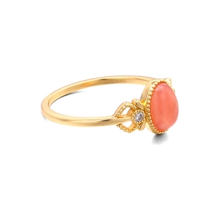 Dettaglio del marchio S925 e design a cuore su un anello vintage con pietra