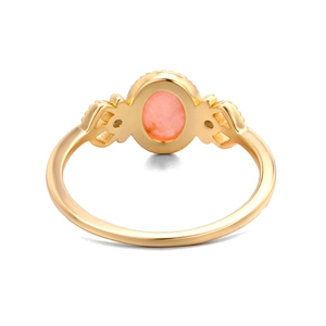 Dettaglio di anello in argento 925 dorato con pietra preziosa rodocrosite rosa ovale