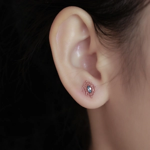 Pendientes vintage de oro rosa para mujer con topacio azul marquesa y diseño calado