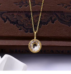 Vue détaillée du pendentif en cristal de roche facetté avec bordure en dentelle dorée