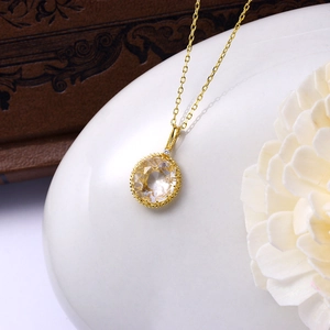 Vue détaillée du collier en argent S925 doré avec cristal de roche et serti dentelle