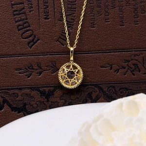 Vue macro d'un pendentif étoile en argent S925 avec cristal blanc sur un livre ancien