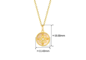 Nahaufnahme der 925er Silber Kleeblatt Kette mit Maßen 16.68mm und weißer Perlmutt-Einlage