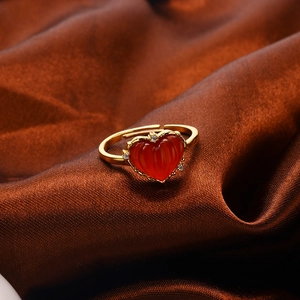 Detail von 925 Silberring mit rotem Achat-Herz und Diamanten auf brauner Seide