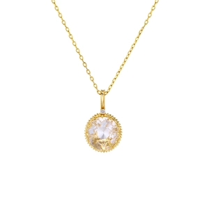 Détail du pendentif en argent avec cristal blanc et chaîne dorée au style vintage