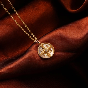 Goldene Kleeblatt-Kompass-Halskette mit weißer Perlmutt-Einlage und Lotus-Anhänger