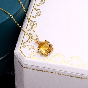 Elegante collana in argento 925 con pendente in cristallo giallo e design a foglia