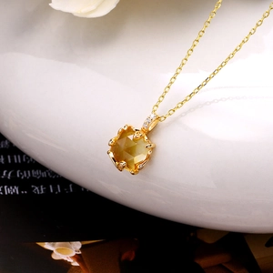 Collana in argento 925 placcata oro con ciondolo in cristallo ambra e catena delicata