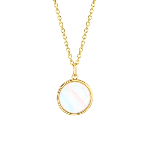 Nahaufnahme der vergoldeten 925 Silber Kleeblatt Kette mit Perlmutt Anhänger für Damen