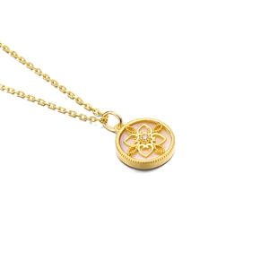 Makro-Detail des S925-Silberstempels am goldenen Kleeblatt-Kompass-Anhänger für Damen