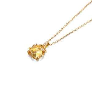 Elegante collana d'oro con ciondolo in cristallo giallo quadrato e dettagli in diamanti