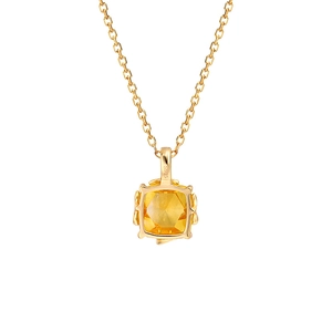 Dettaglio del marchio S925 e del cristallo giallo sul ciondolo della collana dorata