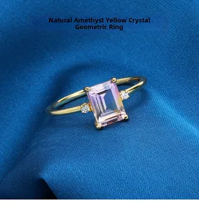 Gros plan d'une bague amétrine bicolore rectangulaire sur soie avec argent S925 plaqué or