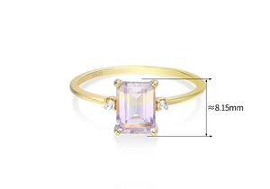 Gros plan de la bague en argent 925 montrant le poinçon S925 et la pierre de 8,15 mm