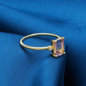Vue macro d'une bague amétrine bicolore rectangulaire en argent 925 doré à l'or 14K