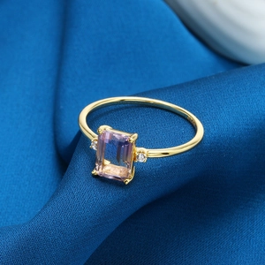 Gros plan du poinçon S925 et de l'amétrine taille émeraude sur la bague en or