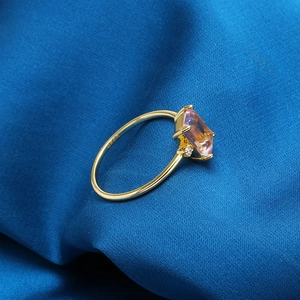Macro de la bague en argent S925 plaqué or 14K avec un détail de pierre rose rectangulaire