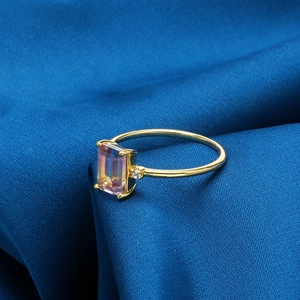 Vue détaillée d'une bague en argent 925 avec amétrine rectangulaire et placage en or 14K