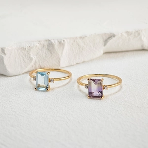 Bagues en argent 925 avec pierres bleues et violettes sur fond de marbre blanc