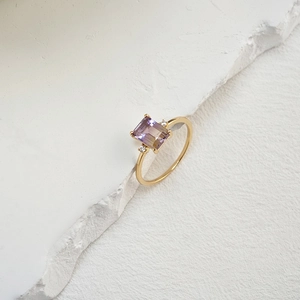 Bague en argent 925 plaqué or 14K avec pierre violette rectangulaire et gemmes latérales