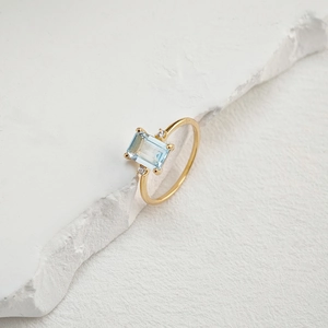 Bague élégante en argent 925 plaqué or 14K avec pierre bleue rectangulaire et diamants