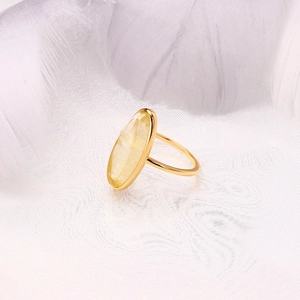 Macro d'une pierre ovale de quartz rutilé doré sertie dans une bague en argent S925