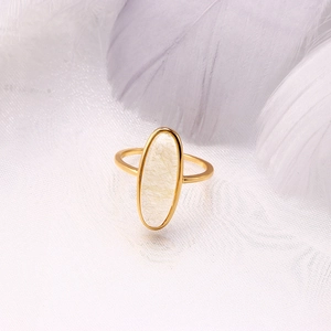 Gros plan détaillé d'une bague en argent S925 doré avec un quartz rutile naturel ovale