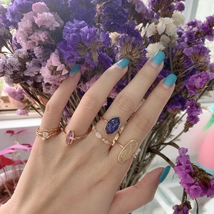Détails de l'ensemble de bagues vintage serties de pierres et perles sur la main