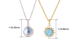 Detail van de 925 zilveren zon- en maanhangers met Larimar en blauwe Topaas steen