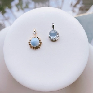 Close-up van zon- en maanhangers met blauwe larimar- en topaasstenen sieraden