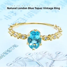 Dettaglio dell'anello in argento S925 placcato oro con topazio blu e fascia intrecciata