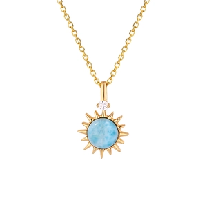 Detail van de zonnestralen hanger met Larimar steen en gouden ketting op wit decor