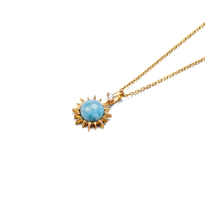 Detail van zonnestralen hanger met blauwe larimar en topaas in verguld 925 zilver