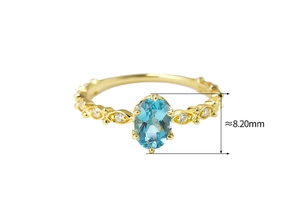 Dettaglio che mostra la lunghezza di 8,20 mm del topazio blu nell'anello d'oro