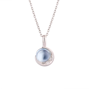 Macro-opname van 925 zilveren hanger met maansteen, roségoud en witte zirkonen