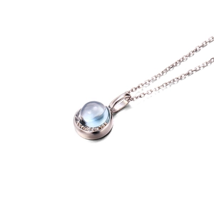 Detail van zilveren zon ketting met hanger van maansteen en blauwe topaas