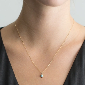925 zilveren vergulde zonnehalsketting met larimar edelsteen gedragen door model