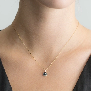 Elegante 925 sterling zilveren ketting met zon en maan hanger gedragen door model
