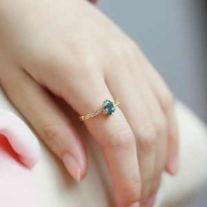 Anello vintage in argento S925 con topazio blu Londra e fascia dorata traforata