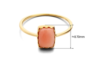 Détail d'une bague en or 10K avec pierre rose rectangulaire et poinçon G10K