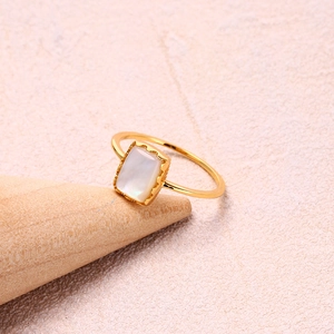 Détail macro de la bague en argent S925 avec nacre blanche rectangulaire et bordure dentelle