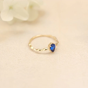 Anillo vintage de plata 925 dorada con una piedra de circón azul en forma de gota