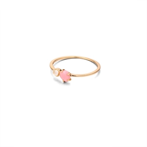 Dettaglio anello in argento S925 con conchiglia rosa e cristallo bianco in oro rosa